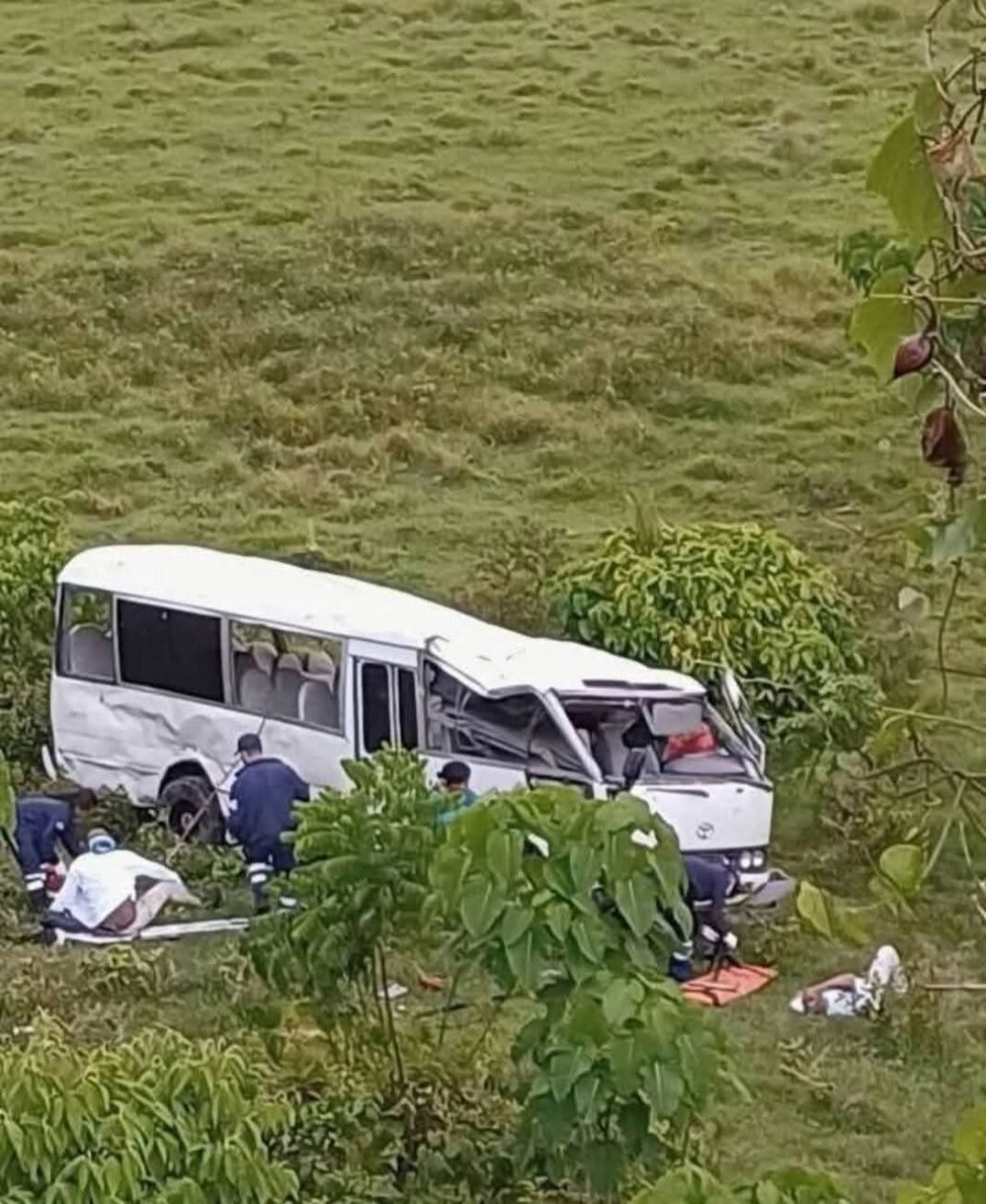 REGIONALES / Accidente de guagua hotelera en Miches deja varios heridos.