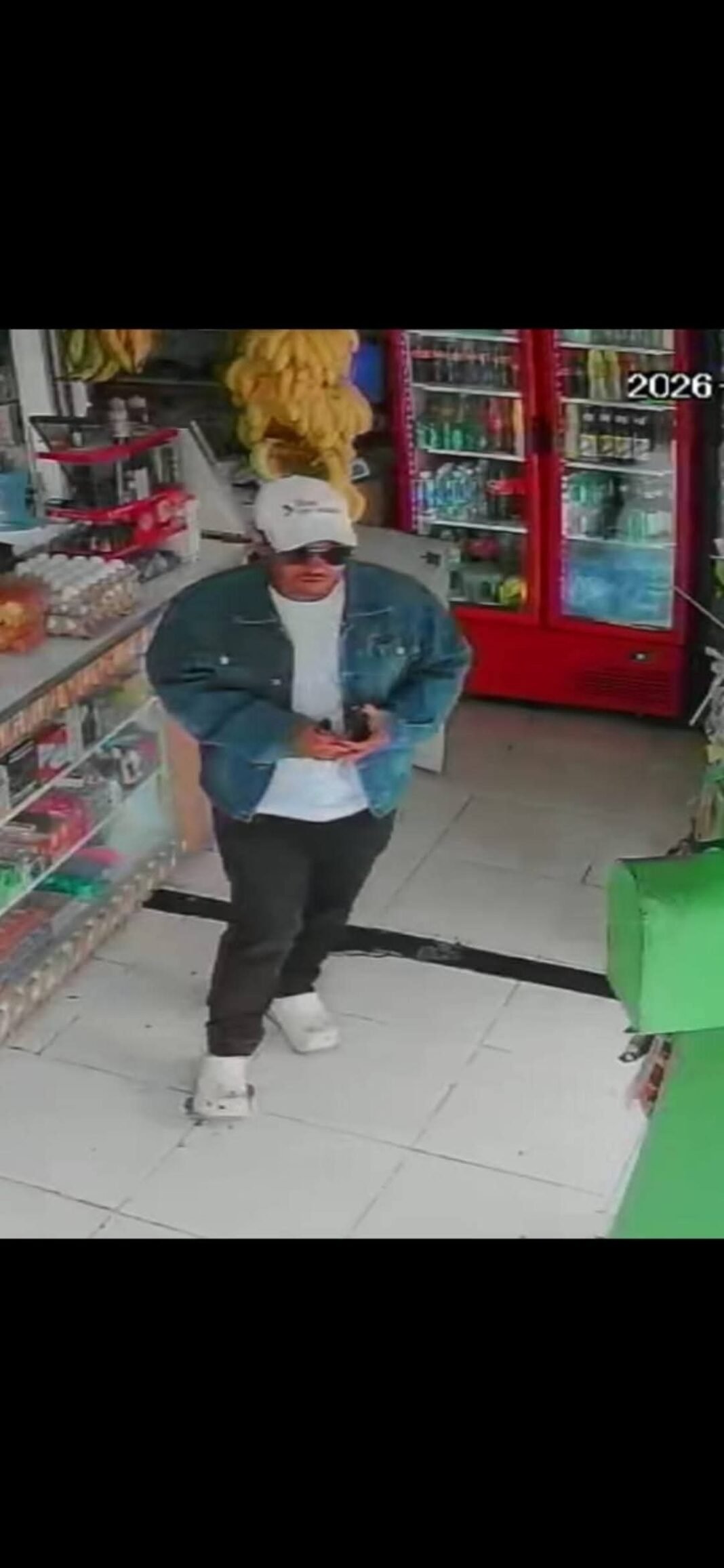 Cámara capta a individuo sustrayendo celular en colmado de Villa Hermosa.
