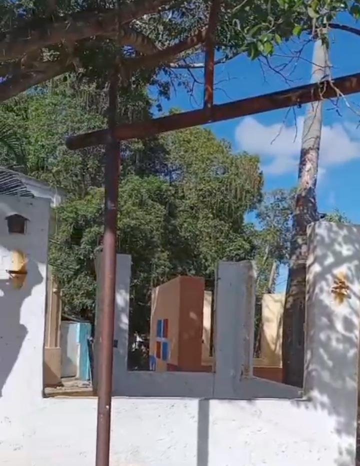 Denuncian abandono de la antigua Plaza Centenaria en La Romana.