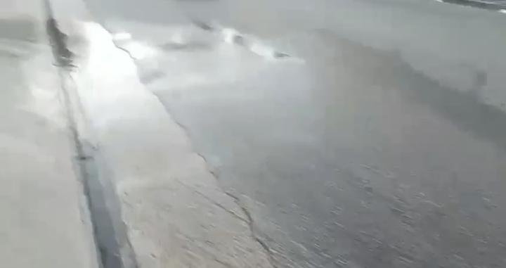 Denuncian fuga de agua frente a Salud Pública y hacen llamado a COAAROM.