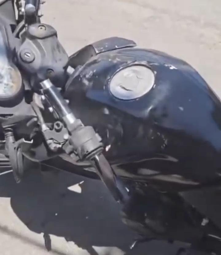 Denuncian hundimiento de asfalto provoca daños a motocicleta en vía recién asfaltada