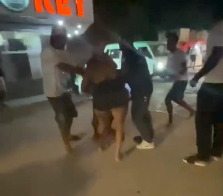 Dos mujeres protagonizan pelea en Villa Hermosa presuntamente por motivos sentimentales.