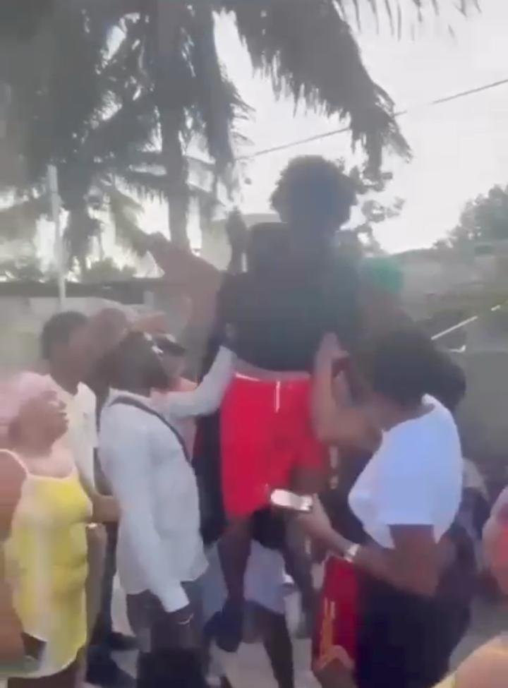 REGIONALES / tensión en Hato Mayor: comunidad amarra a joven acusado de robar motocicleta.