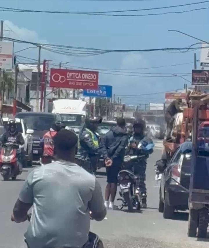 Video muestra apresamiento de un individuo por la Policía en La Romana.