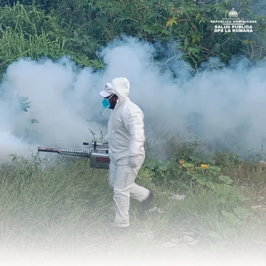 Salud Pública realiza operativo de fumigación en Villa San Carlos.