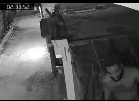 Cámara capta hombre intentando entrar a vivienda en Villa Hermosa.
