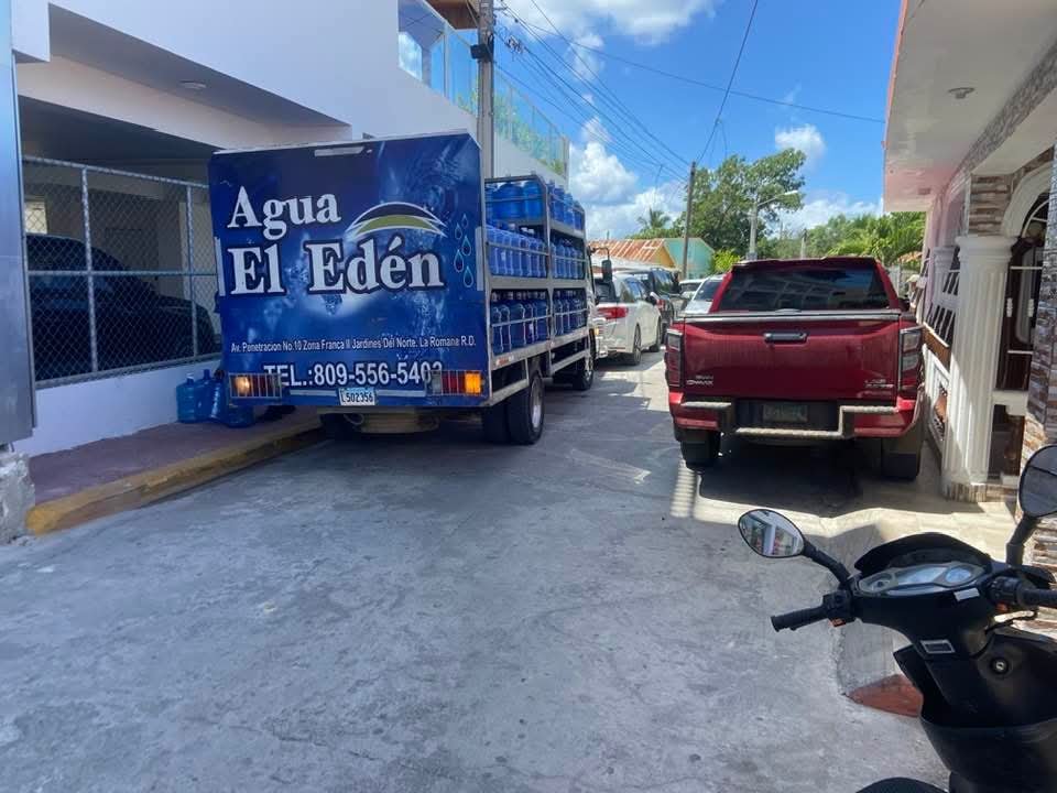 Ciudadanos denuncian calle obstruida en Bayahíbe y piden intervención de autoridades.