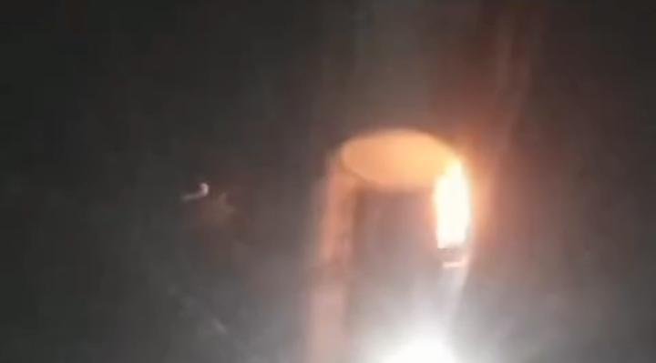 Reportan avería eléctrica con incendio de transformador en Villa Hermosa.