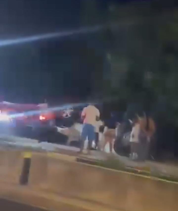 Vehículo se vuelca en la avenida Caamaño Deñó de La Romana.