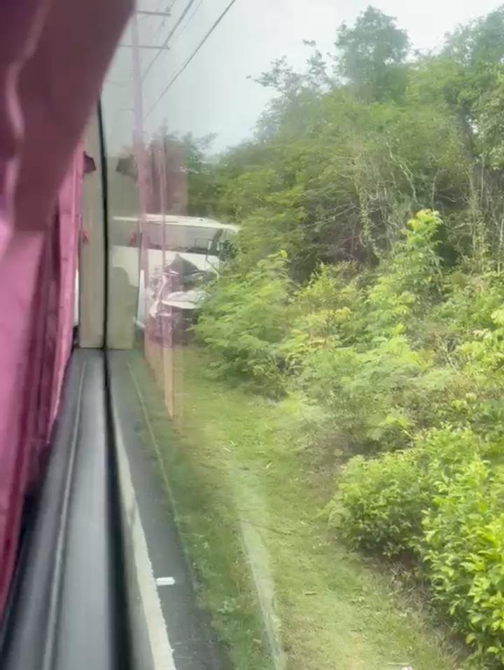 Reportan accidente entre transporte turístico y vehículo en Bayahibe-Dominicus.