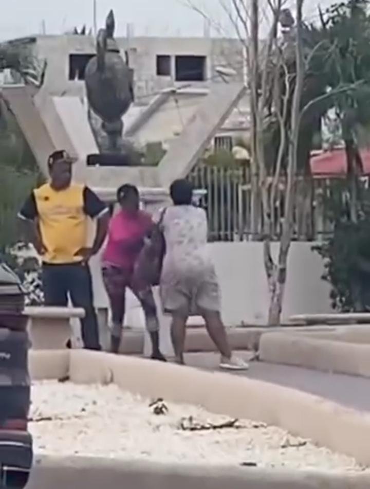 Discusión entre dos mujeres genera revuelo en parque de Salud Pública en La Romana.