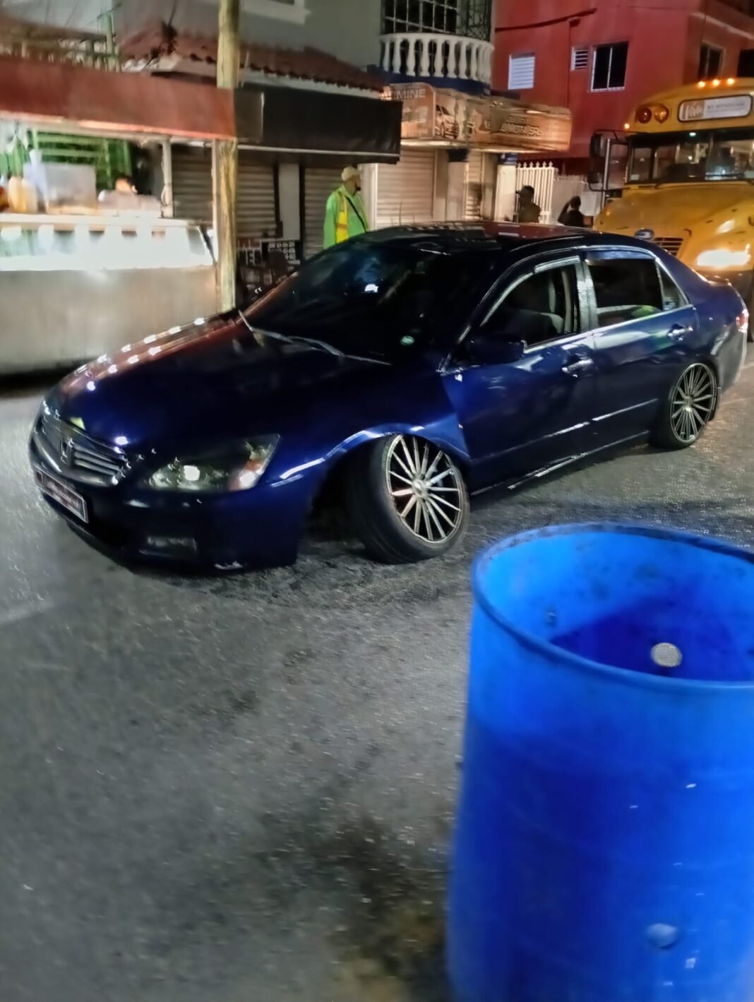 Vehículo sufre percance tras explotar una llanta en la Pedro A. Lluberes.