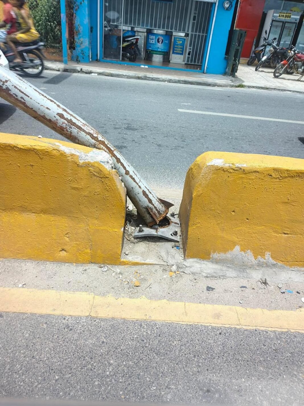Ciudadano denuncia poste derribado frente a Multiplaza representa peligro para conductores.