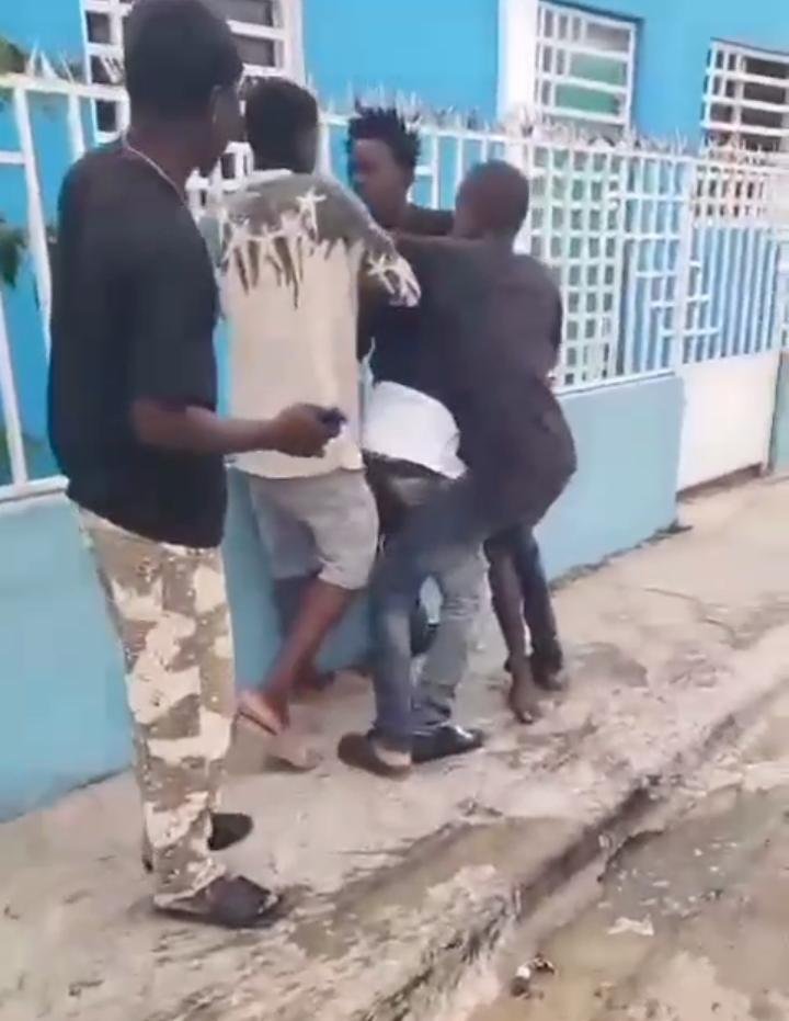 Video muestra fuerte pelea entre dos hombres en sector La Lechoza de Villa Hermosa.