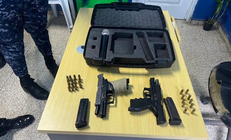 Policía clausura gallera clandestina y ocupa armas en Villa Hermosa.