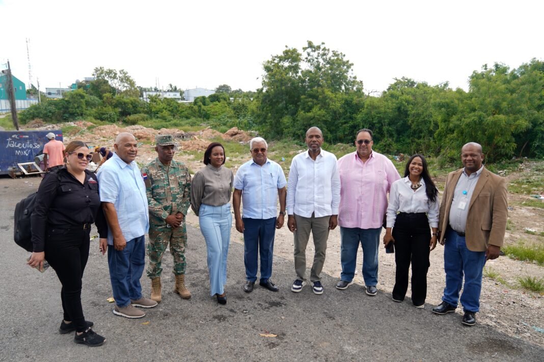 Supervisan terrenos estatales en La Romana para futuros proyectos deportivos y sociales.