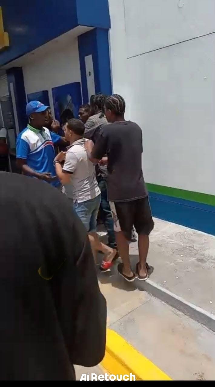 HOMBRE ES DETENIDO TRAS PRESUNTA AGRESIÓN A EMPLEADO DE ESTACIÓN DE COMBUSTIBLES EN VILLA HERMOSA.