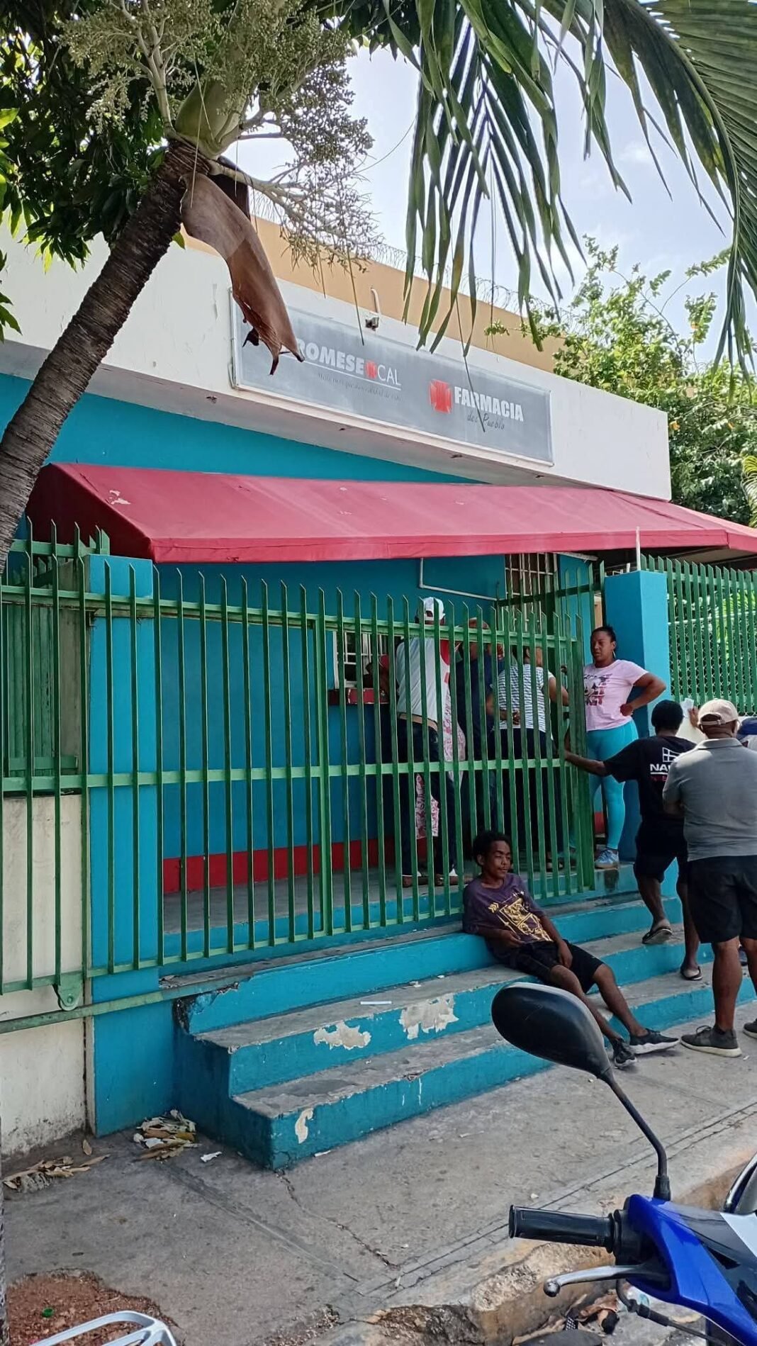 CIUDADANO DENUNCIA DETERIORO EN INSTALACIONES DE BOTICA POPULAR Y PIDE INTERVENCIÓN DE SALUD PÚBLICA.