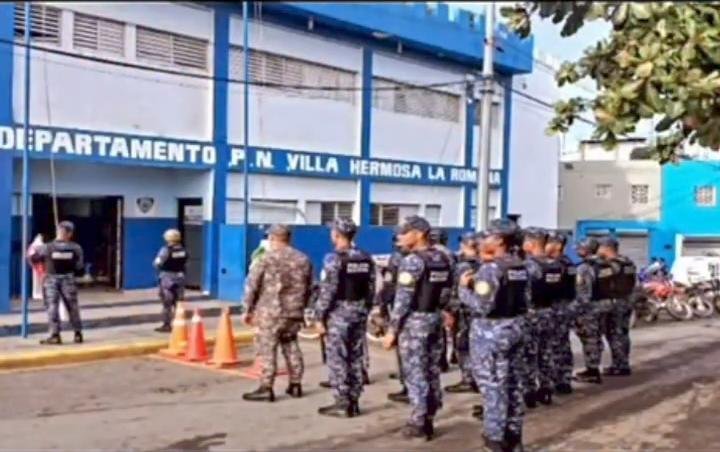 Policía realiza operativo de garantía de paz en Villa Hermosa.