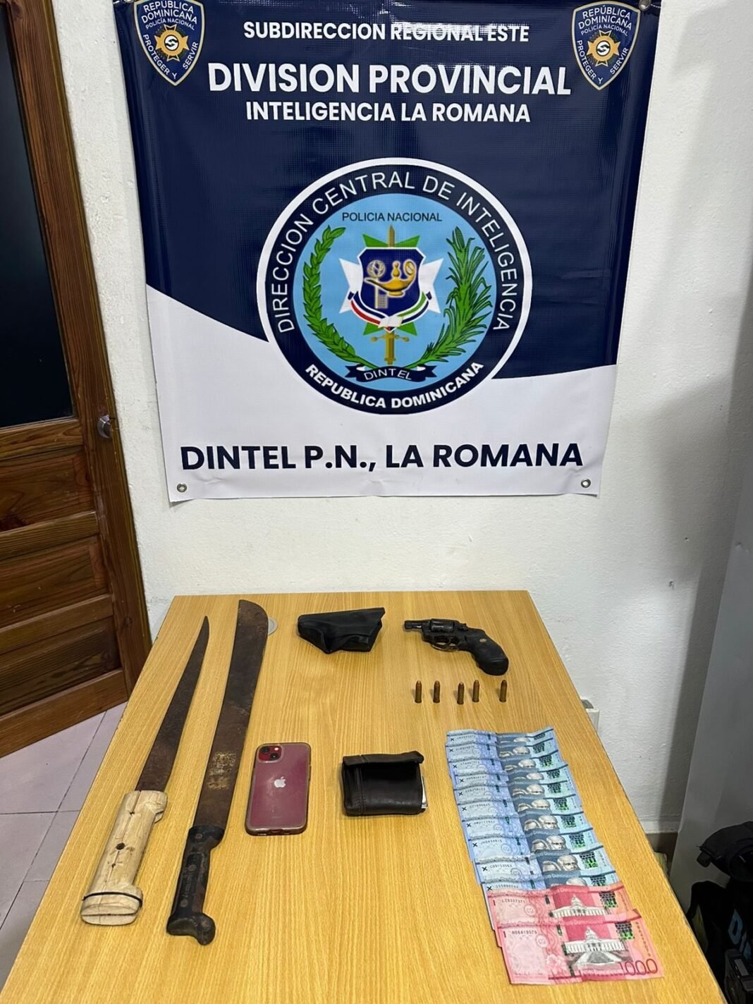 POLICÍA OCUPA REVÓLVER ILEGAL Y ARMAS BLANCAS DURANTE ALLANAMIENTO EN RÍO SALADO.