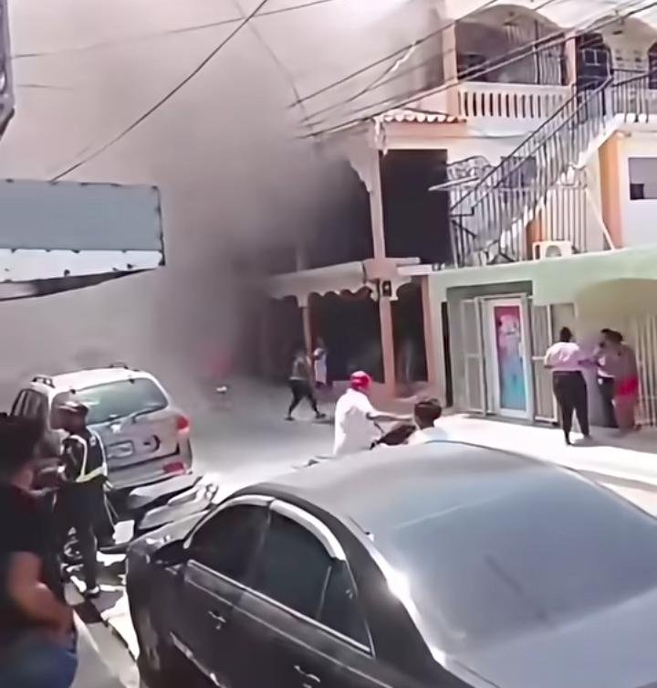 REGIONALES / REPORTAN INCENDIO EN APARTAMENTOS DEL SECTOR RESTAURACIÓN EN SAN PEDRO DE MACORÍS.