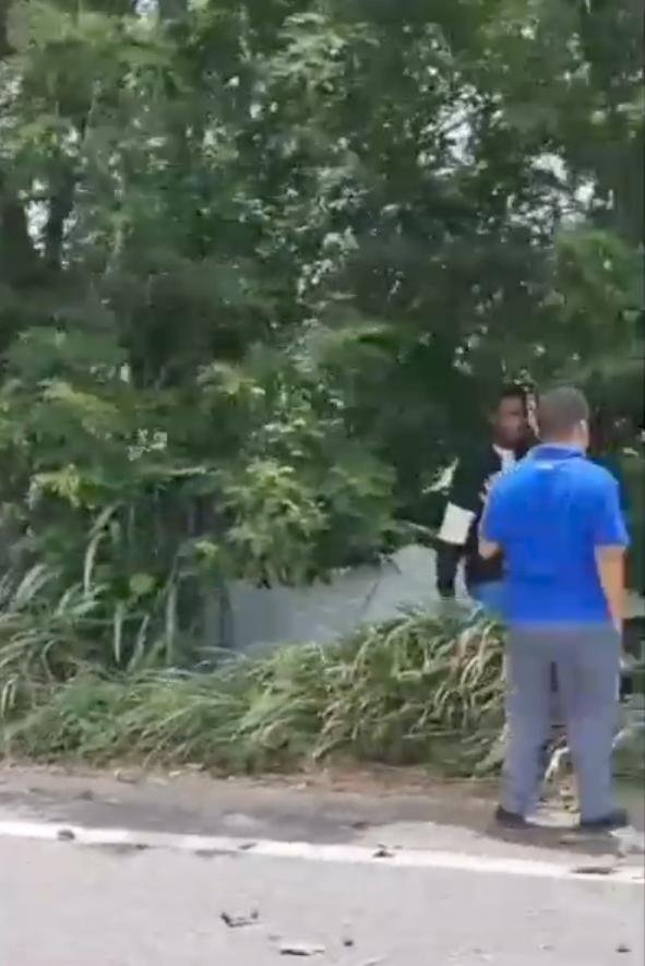 VEHÍCULO TERMINA FUERA DE LA VÍA EN LA CONOCIDA “CURVA DE LA MUERTE” EN GUAYMATE.