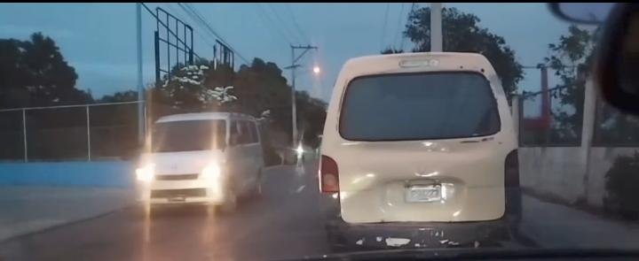 CIUDADANOS DENUNCIAN CONGESTIÓN VEHICULAR EN LA ENTRADA DE VILLA HERMOSA.