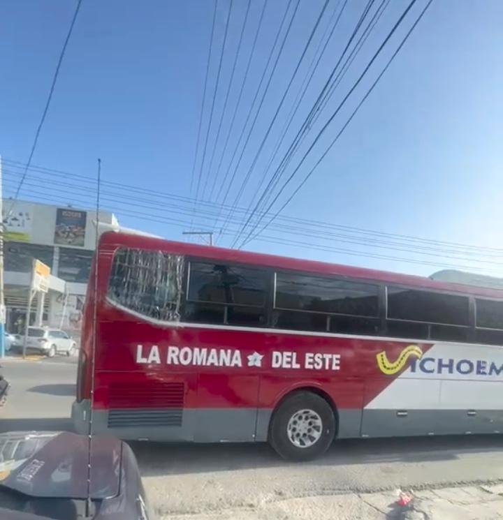 CIUDADANO DENUNCIA PRESUNTO MAL ESTACIONAMIENTO DE UNIDAD DE TRANSPORTE EN VILLA HERMOSA.