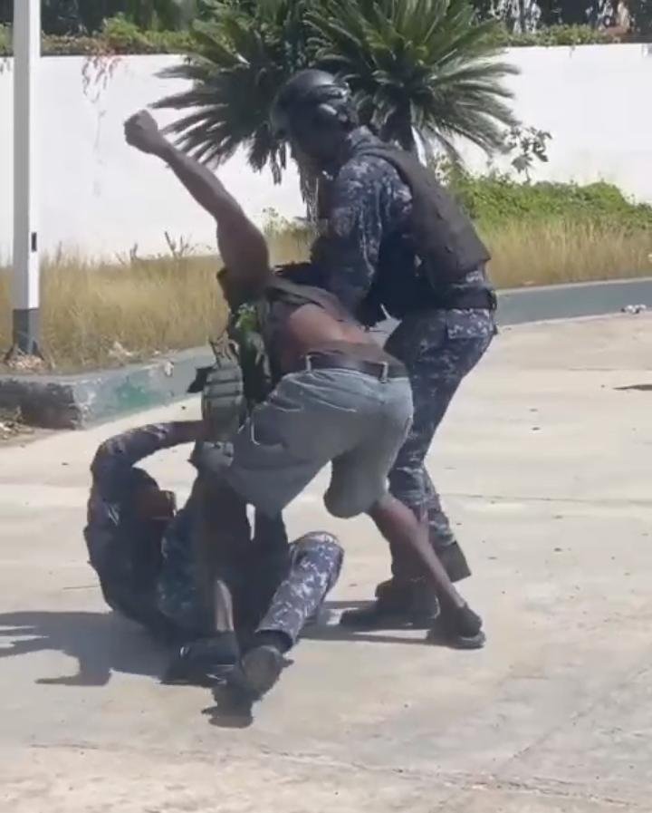 REGIONALES / VIDEO MUESTRA INCIDENTE ENTRE AGENTE POLICIAL Y CIUDADANO EN CONSUELO.