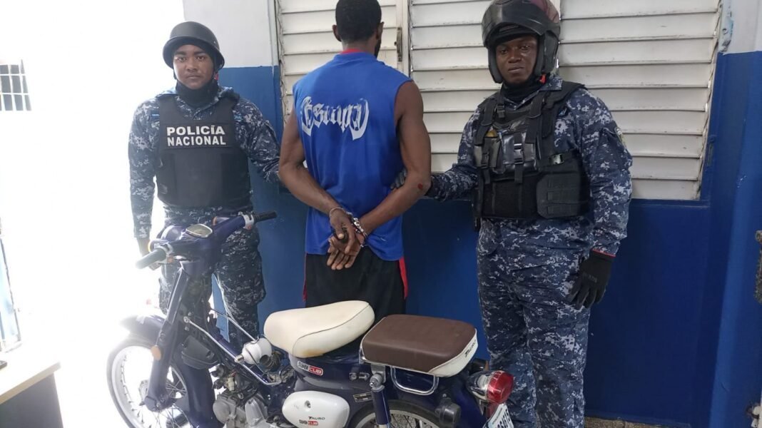 POLICÍA RECUPERA MOTOCICLETA REPORTADA COMO SUSTRAÍDA Y DETIENE A UN HOMBRE EN LA ROMANA.