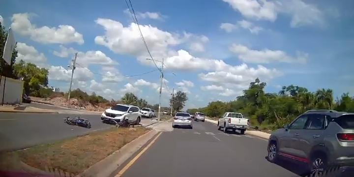 ACCIDENTE DE TRÁNSITO INVOLUCRA A MOTORISTA Y VEHÍCULO EN LA SALIDA VIEJA DE QUISQUEYA.