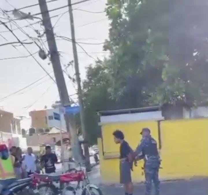 POLICÍA DETIENE A UNO DE DOS HOMBRES TRAS RIÑA EN LAS INMEDIACIONES DE DISCOTECA EN LA ROMANA.