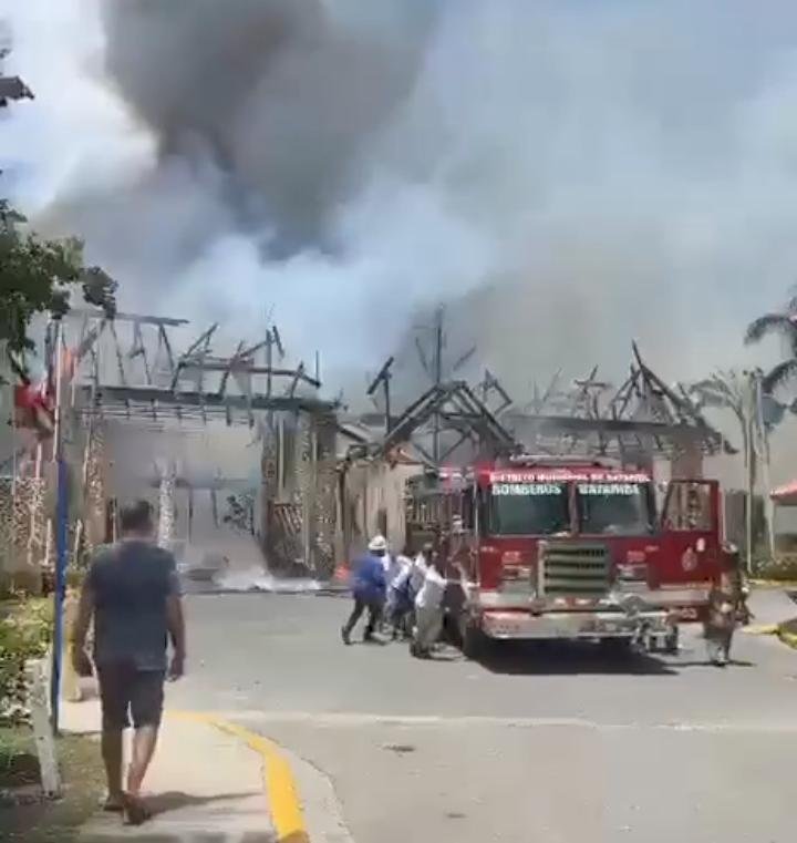 CAMIÓN DE BOMBEROS TUVO QUE SER REMOLCADO DURANTE EMERGENCIA EN BAYAHÍBE.