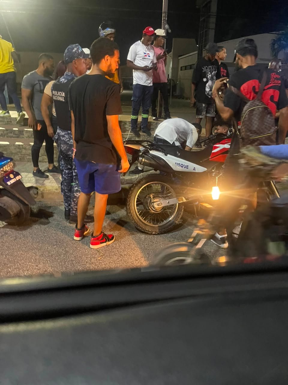 MOTOCICLISTA RESULTA HERIDO TRAS DESLIZARSE EN LA CALLE PADRE ABREU.