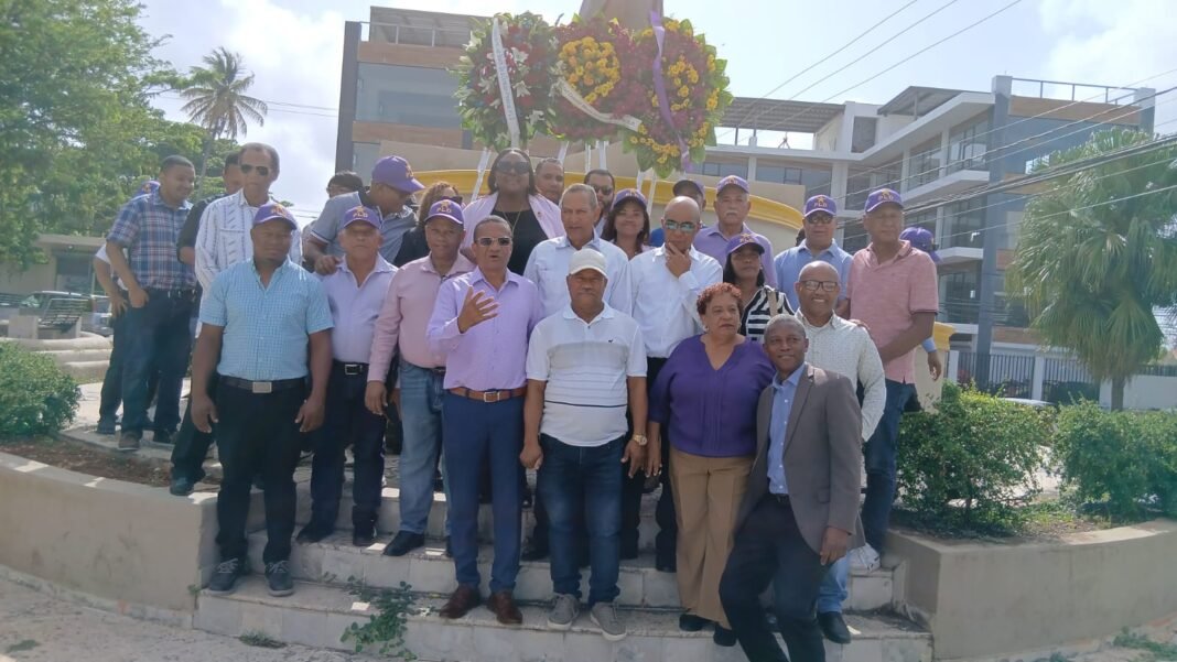 PLD DE LA ROMANA RINDE HOMENAJE A JUAN BOSCH CON OFRENDA FLORAL.