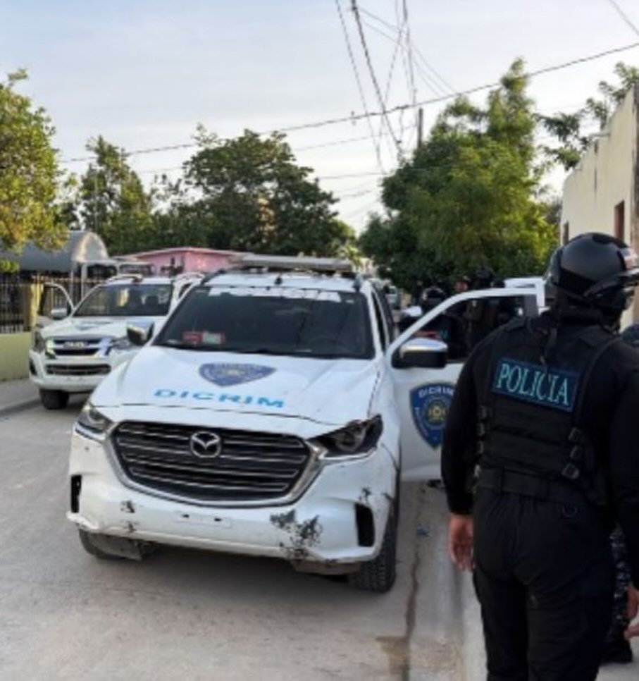 POLICÍA APRESA A HOMBRE ACUSADO DE REALIZAR DISPAROS CONTRA UNA MUJER EN LA ROMANA.