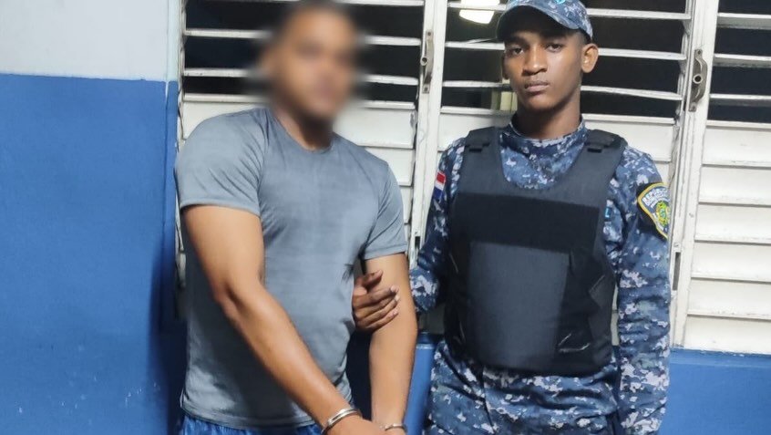 POLICÍA RECUPERA EN VILLA HERMOSA VEHÍCULO REPORTADO COMO SUSTRAÍDO EN PUNTA CANA.