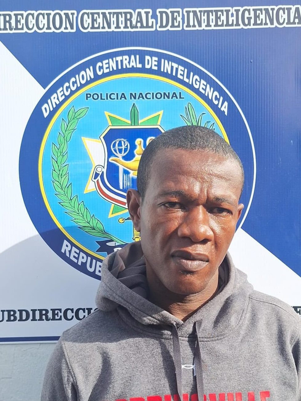 REGIONALES / DINTEL OCUPA ARMA DE FUEGO, CHALECO ANTIBALAS Y DINERO EN ALLANAMIENTO EN EL SOCO, SAN PEDRO DE MACORÍS.