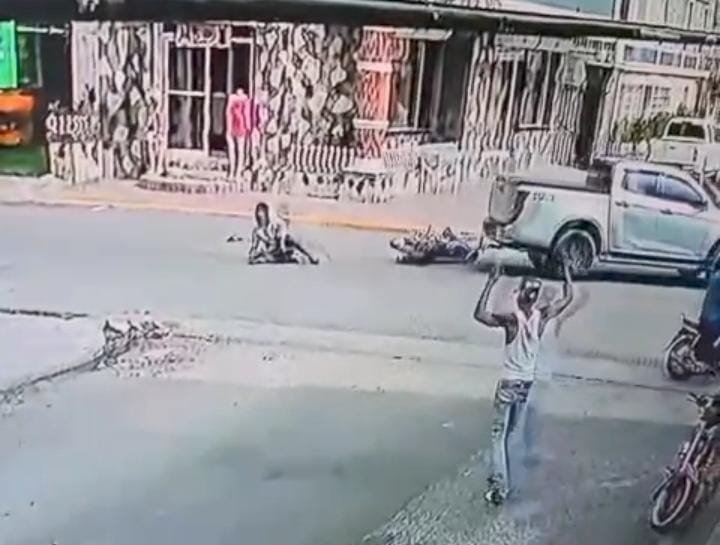 CÁMARA CAPTA FUERTE ACCIDENTE EN LA ROMANA; MOTOCICLISTA RESULTA GRAVEMENTE HERIDO.