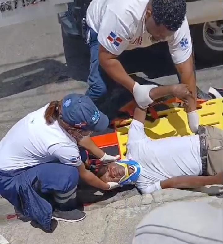 HOMBRE RESULTA HERIDO TRAS CAER EN CONTÉN EN LA CALLE FRANCISCO RICHIEZ.