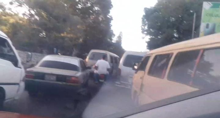 DENUNCIAN OBSTACULIZACIÓN DEL TRÁNSITO EN ESQUINA DEL PARQUE CENTRAL DE LA ROMANA.