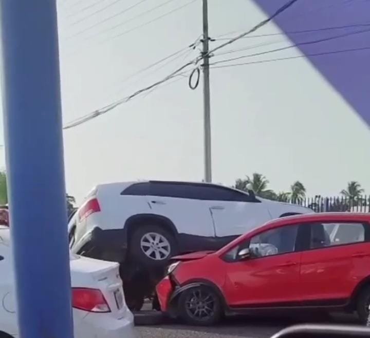 COLISIÓN ENTRE DOS VEHÍCULOS EN LA ENTRADA DE QUISQUEYA.