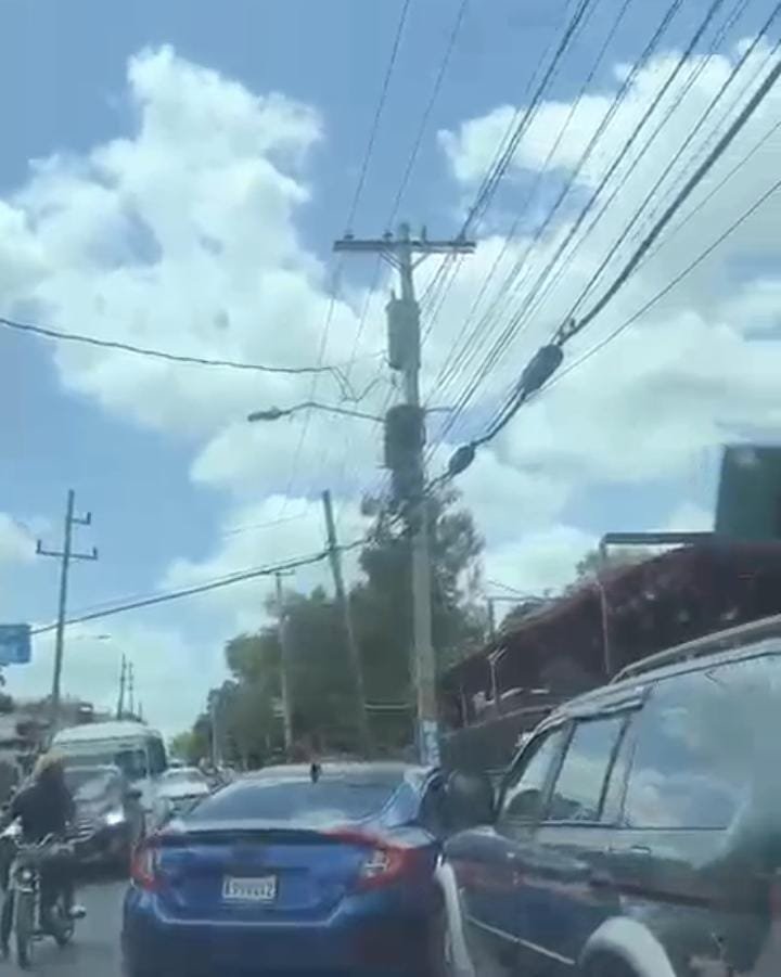 CIUDADANO DENUNCIA QUE SU VEHÍCULO RESULTÓ AFECTADO DURANTE ALTERCADO TRAS ACCIDENTE DE TRÁNSITO EN LA ROMANA.