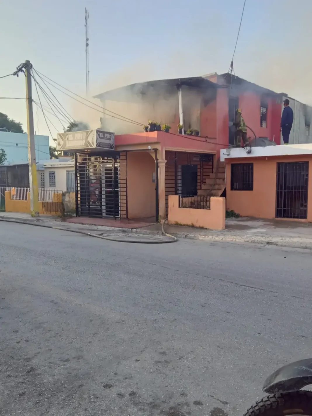 AHORA | CUERPO DE BOMBEROS SOFOCA INCENDIO EN VIVIENDA DE VILLA ESPAÑA.