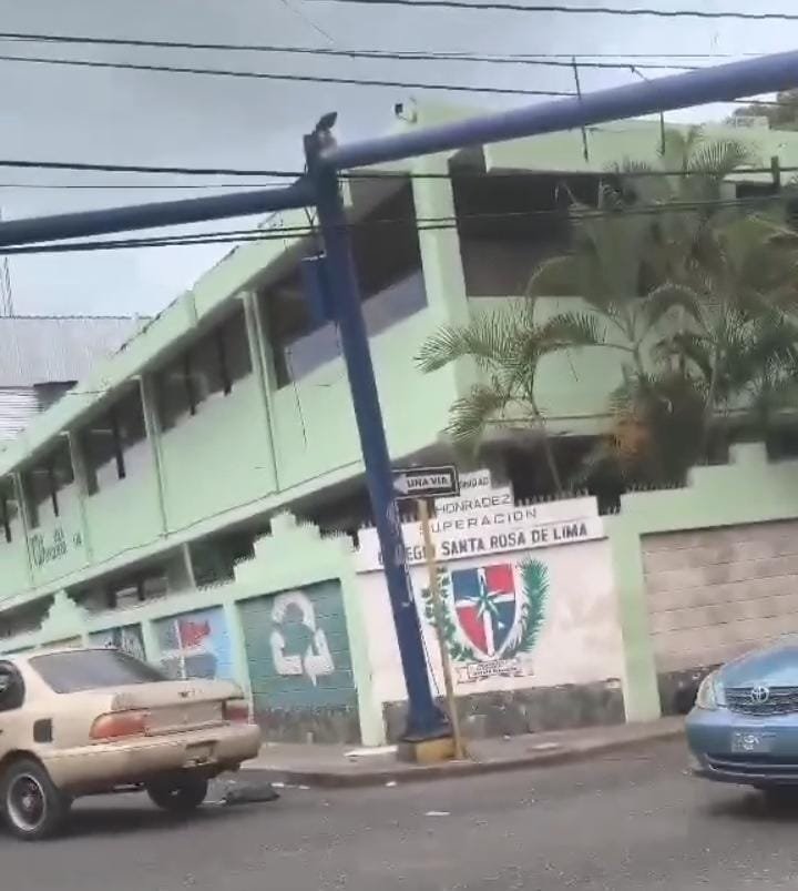 LA ROMANA | Ciudadanos advierten sobre el riesgo de colapso de un semáforo frente al Colegio Santa Rosa de Lima.