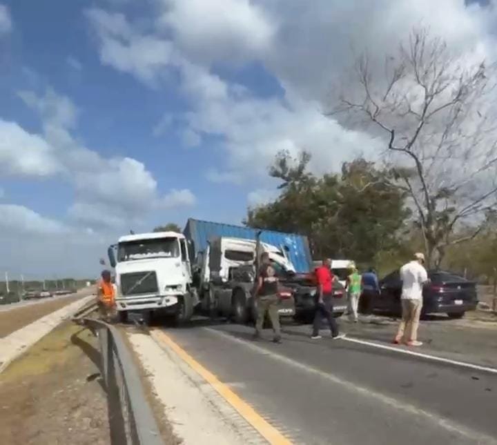 ÚLTIMA HORA | FUERTE ACCIDENTE EN LA CARRETERA SANTO DOMINGO–LA ROMANA, PRÓXIMO A CUMAYASA.