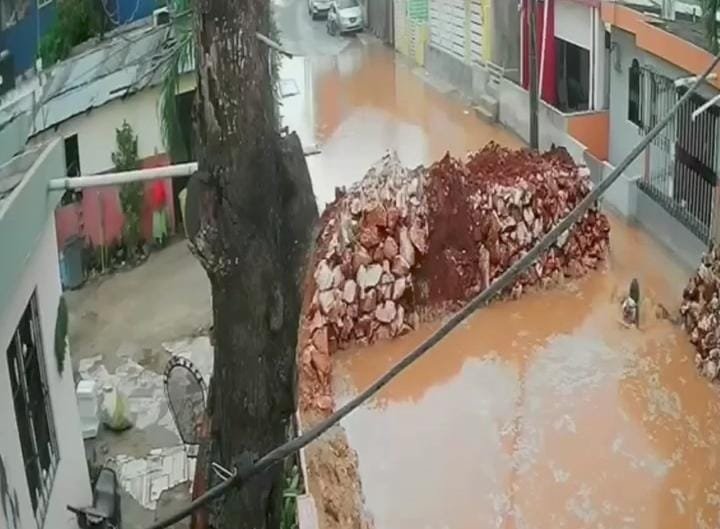 LA ROMANA | HOMBRE CAE EN PELIGROSO HOYO EN PLENA CALLE DE SAN CARLOS.