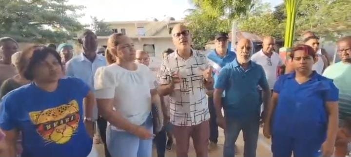 CUMAYASA | COMUNITARIOS SE MOVILIZAN POR ASFALTADO DE CALLES Y PROBLEMAS CON EL SERVICIO ELÉCTRICO.