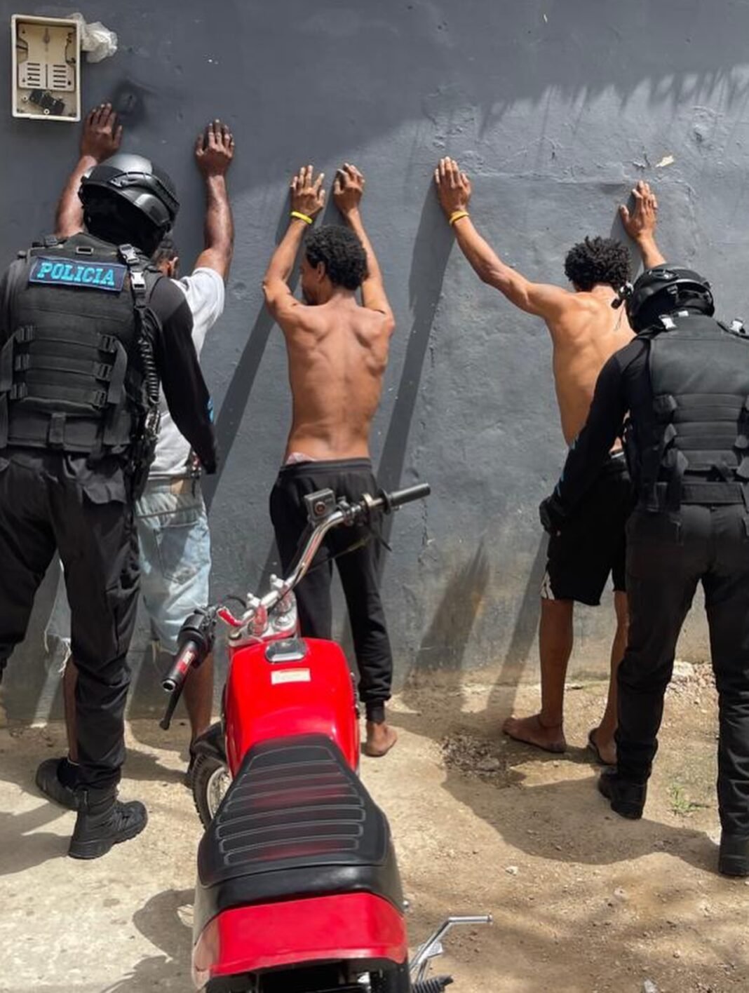 LA ROMANA | Policía ocupa 421 porciones de presuntas sustancias controladas en Caleta.