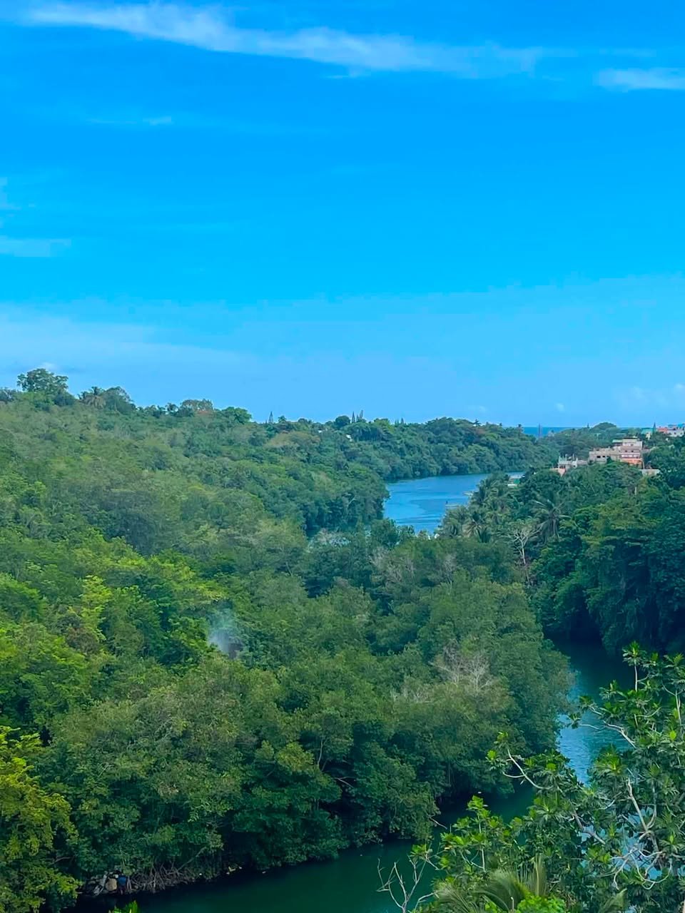 ATENCIÓN LA ROMANA | DENUNCIAN GRAN DESPERDICIO DE AGUA POR TUBERÍA ROTA.